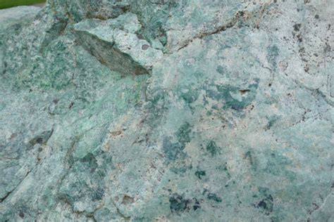  Jadeite: The Magical Mineral Unleashing Power in Ceramics and High-Temperature Applications!